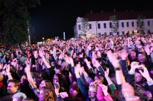 oameni alba fest piata cetatii