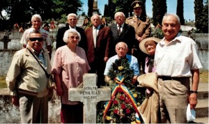 Membrii Fundatiei Alba Iulia 1918, pentru unitatea  si integritatea Romaniei la mormantul lui Ion Pena