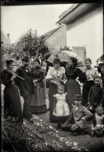 Locuitori ai Cetății Alba Iulia în ținute elegante - Adalbert Cserni