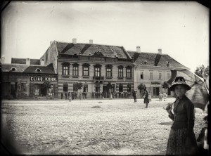 Fată cu umbreluță în piața Ferencz Novák - Adalbert Cserni