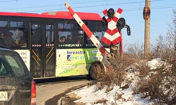 autobuz lovit de bariera