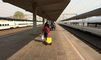 tineri tren bagaje excursie vacanta