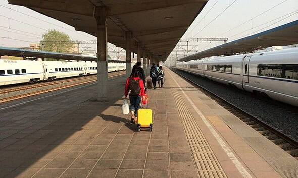 tineri tren bagaje excursie vacanta