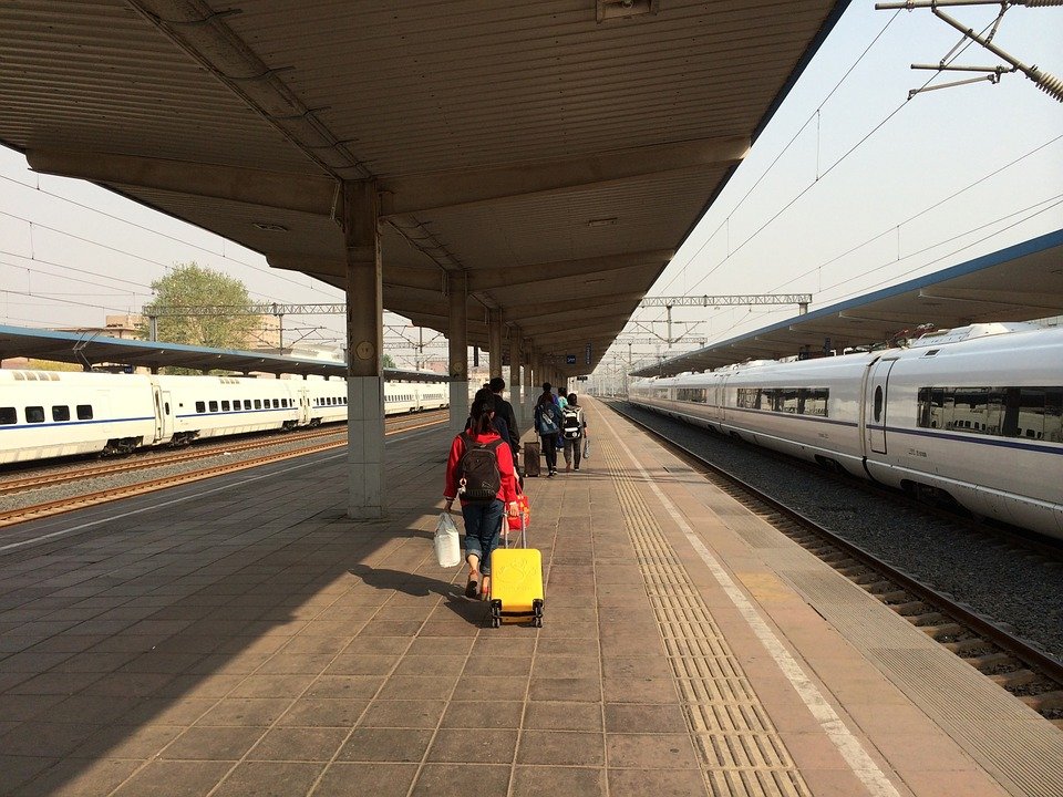 tineri tren bagaje excursie vacanta