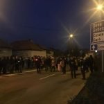oameni pe strada Alba Iulia