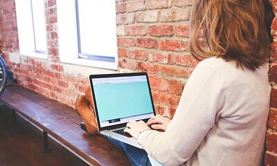 femeie calculator laptop