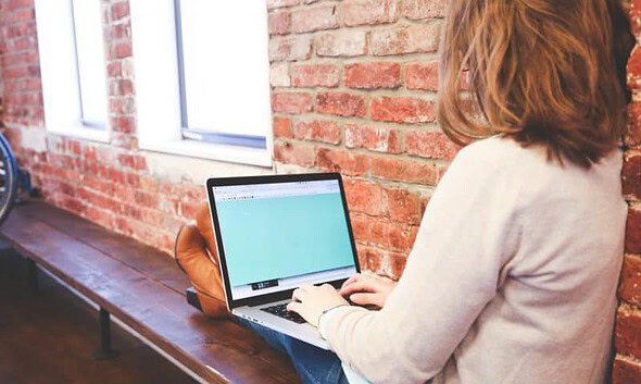 femeie calculator laptop