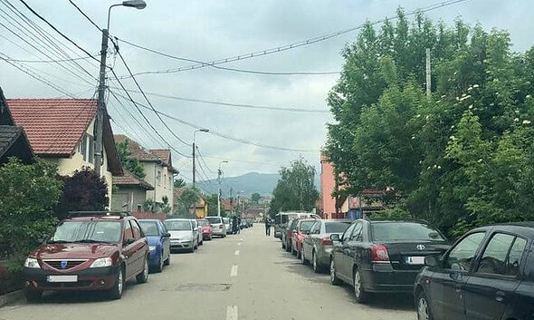 masini parcate strada