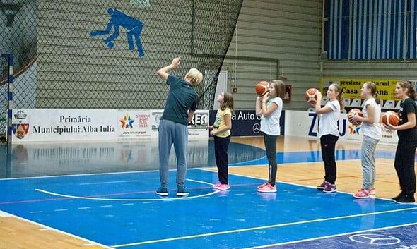 elevi educatie fizica baschet