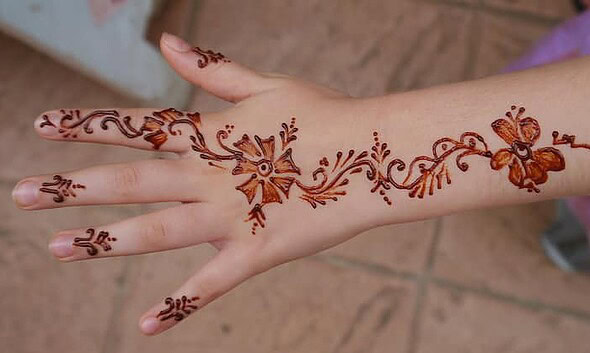 henna-hand-girl-mehendi