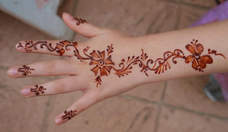 henna-hand-girl-mehendi