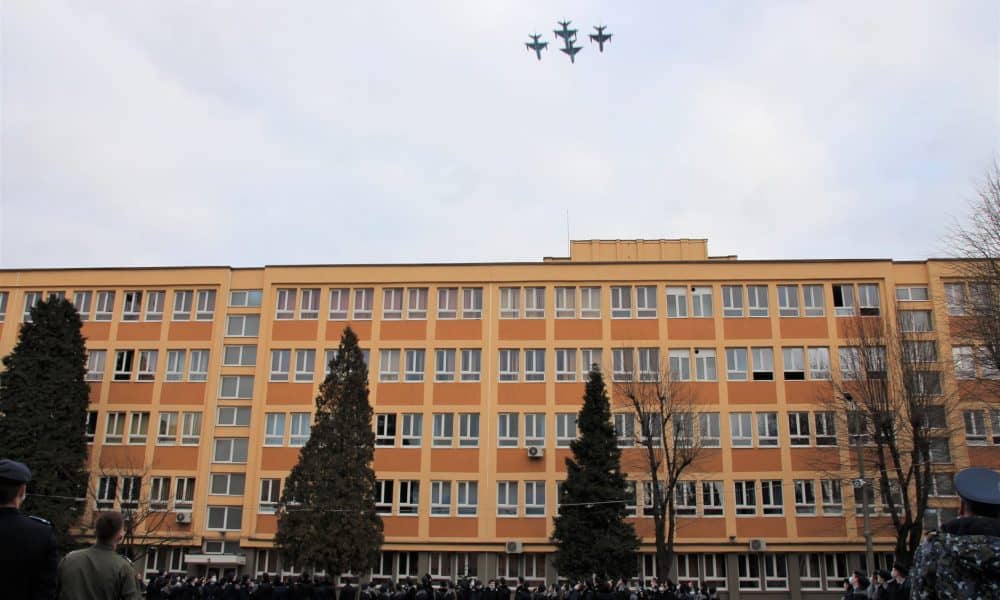 ΦΩΤΟΓΡΑΦΙΑ: Γιατί πέταξαν πάνω από την Alba Iulia, αεροπλάνα και ελικόπτερα.  Ποιοι ήταν οι καλεσμένοι του Mihai Viteazul Military College