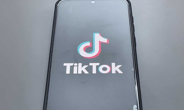 Câte ore stă un român pe TikTok