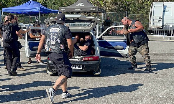 Câți motocicliști pot intra într-o mașină