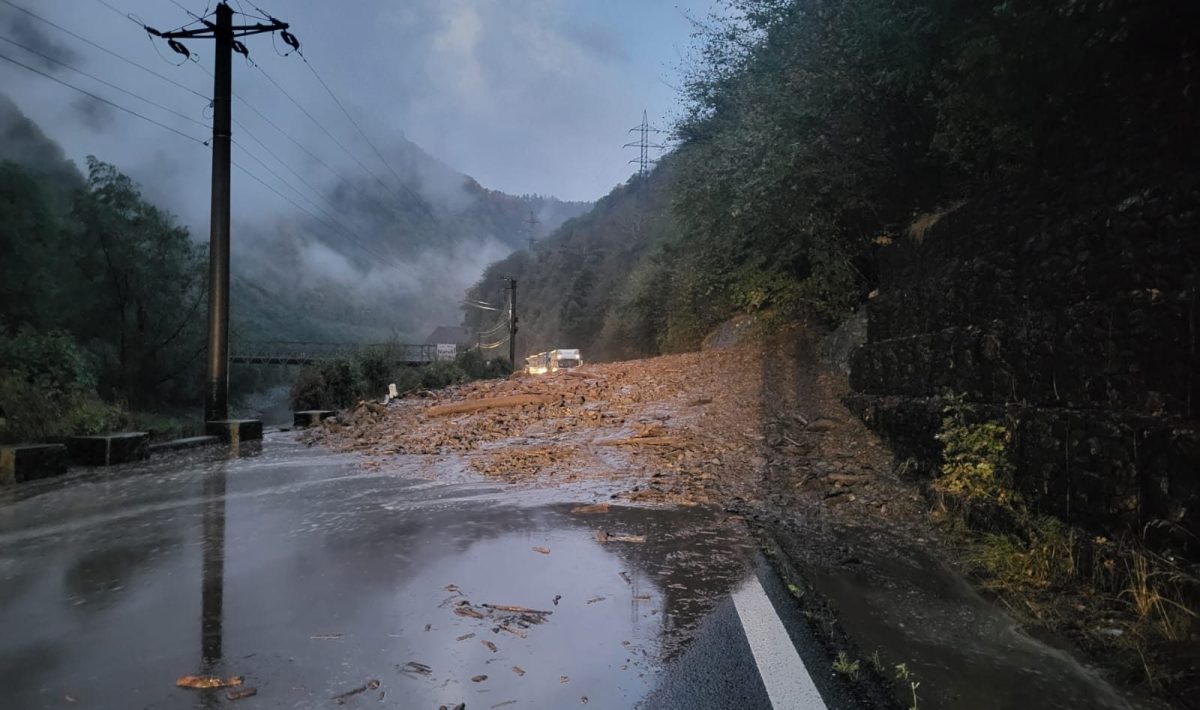 FOTO VIDEO: Trafic blocat pe Valea Oltului, în zona Brezoi, din cauza unei alunecări de teren