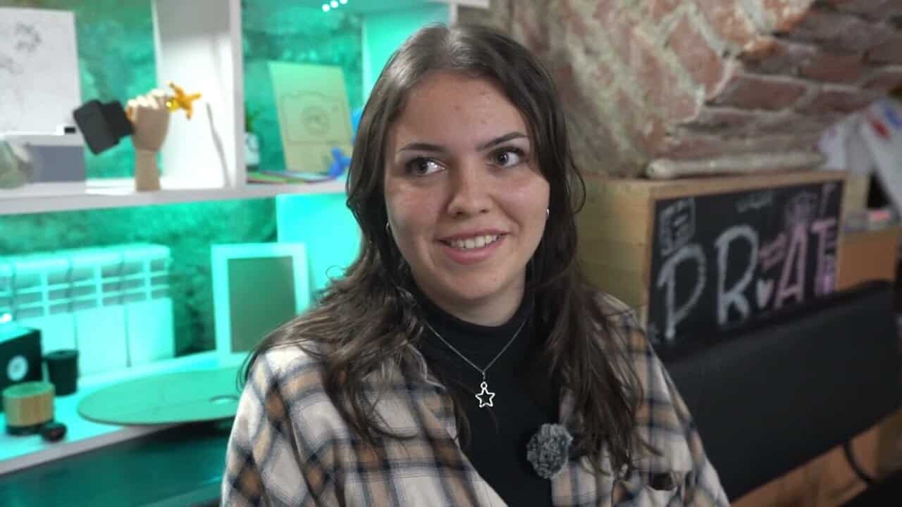 VIDEO DOCUMENTAR Alba24: De la ”dosar cu șină”, la nativi digitali. Cum se adaptează generațiile de români la tehnologie