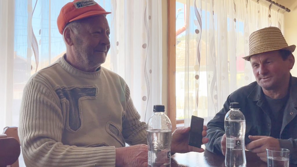 Discuții despre tehnologie, la barul din Ocoliș