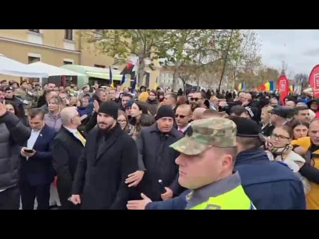 VIDEO: Huiduieli marca AUR, la Alba Iulia. Au început să urle în momentul depunerii de coroane din partea președintelui României