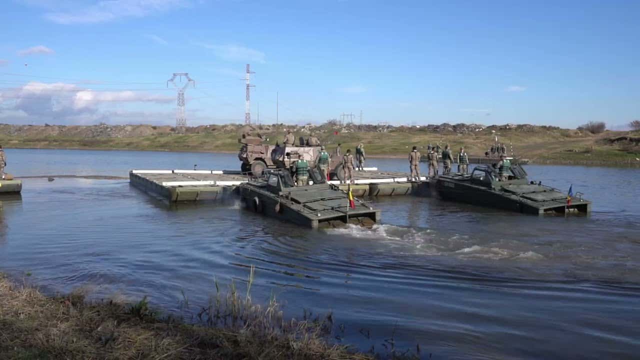 VIDEO Dacian Fall 25: Simulare de luptă, scafandri lansați în apă din elicopter și construcție de poduri. Exercițiu NATO în Alba