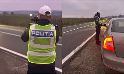 Polițist pe șosea verificând permisul auto și documentele la mașină.