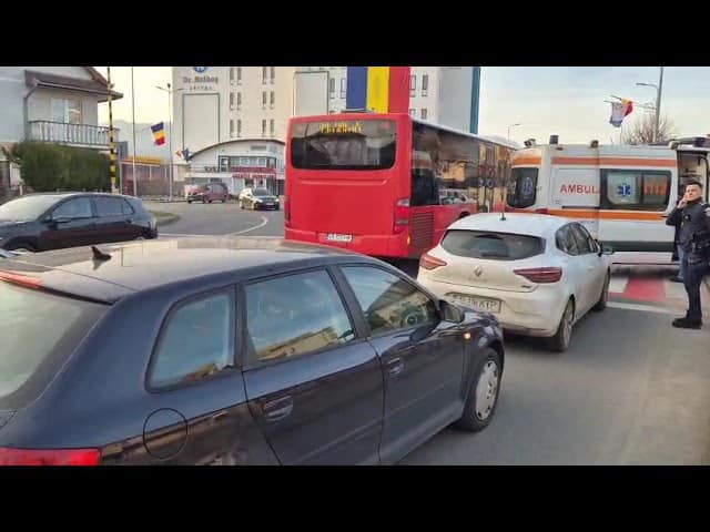 VIDEO: Accident în Alba Iulia, la intersecția dintre Moților și Bulevardul Horea. Trafic îngreunat
