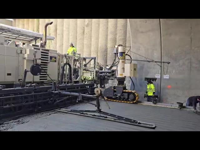 VIDEO: Autostrada A1 Sibiu-Pitești. A fost turnat betonul rutier în tunelul Curtea de Argeș. Când se termină lucrările