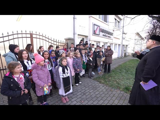 VIDEO: Spiritul autentic al Crăciunului, adus de un grup de copii din Meteș prin colinde tradiționale, la sediul redacției Alba24