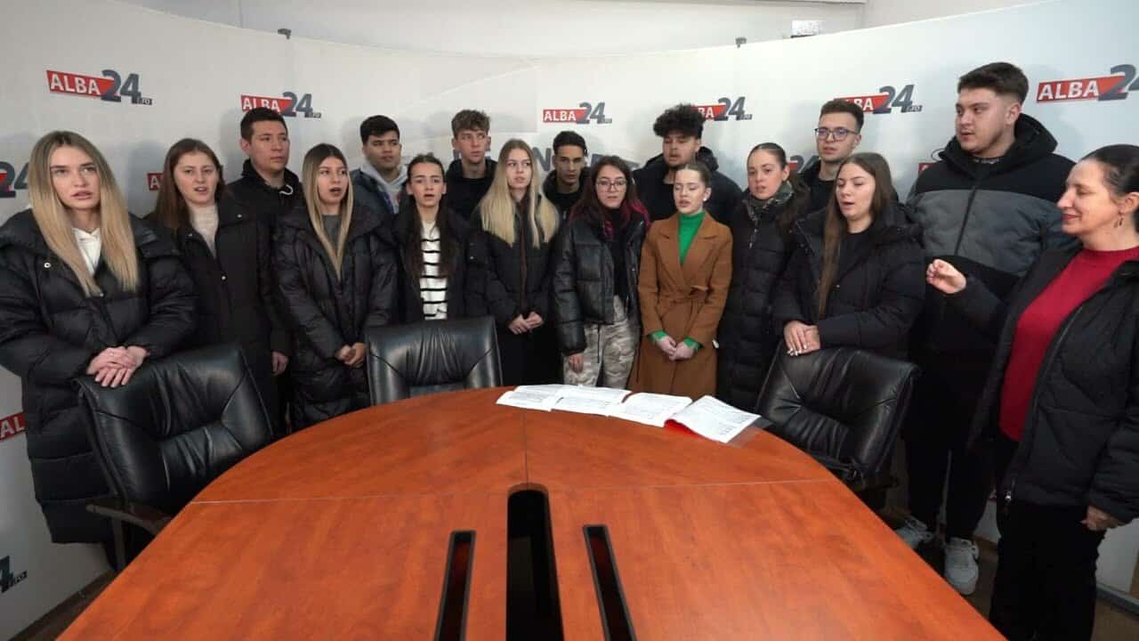 VIDEO: Elevii clasei a XII-a A ai Liceului de Arte Regina Maria din Alba Iulia au colindat redacția ziarului Alba24.ro