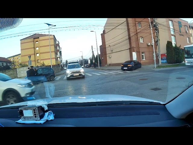 VIDEO: Tamponare între două mașini, într-o intersecție din Alba Iulia