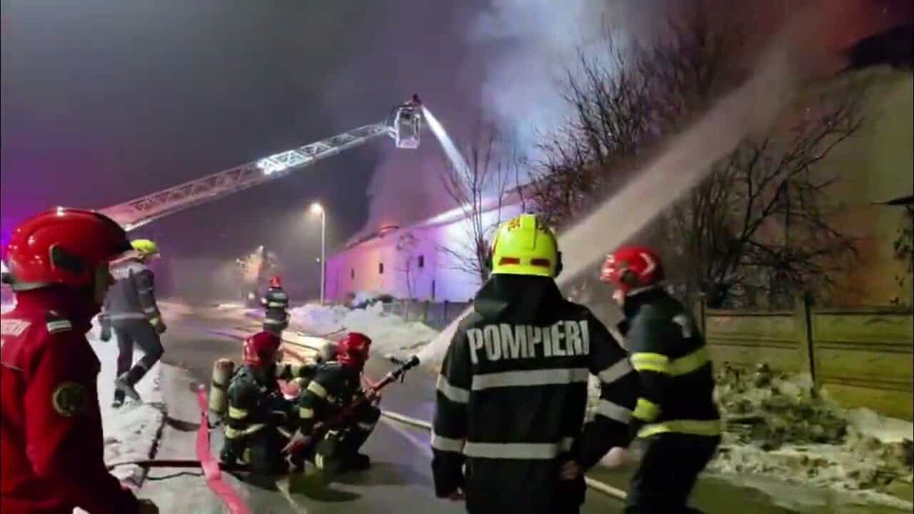 UPDATE VIDEO: INCENDIU puternic la Alba Iulia. Focul a cuprins o hală în care funcționa un service auto