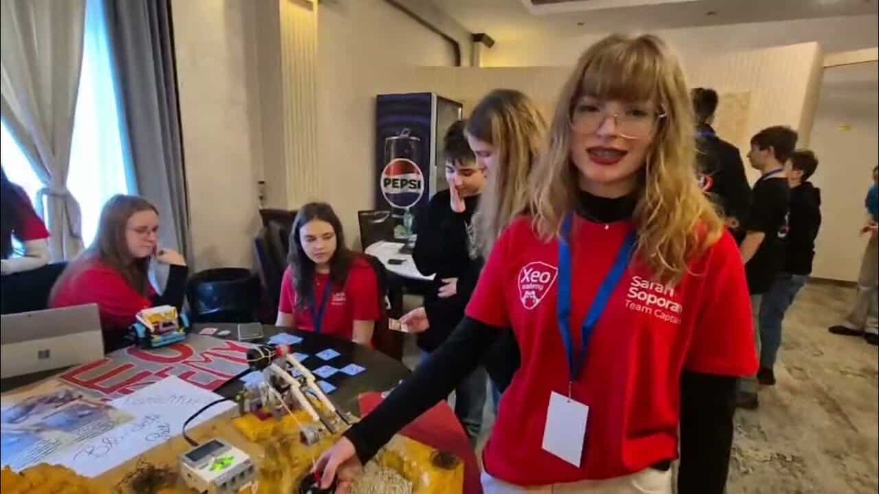 VIDEO: Competiție cu roboți LEGO la Alba Iulia. Aproape 300 de elevi participă la un campionat regional de robotică