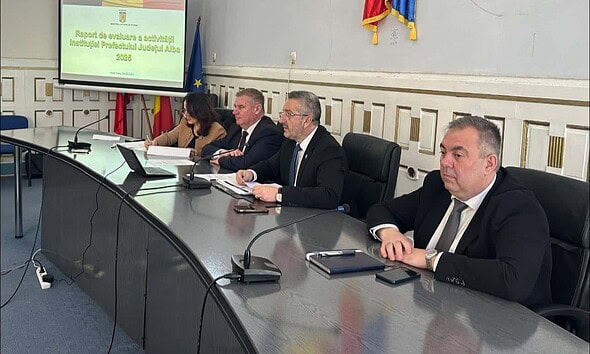 Membri ai Prefecturii Alba în ședință pentru bilanțul anului 2025.
