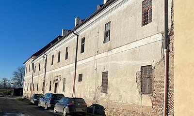 Clădire veche cu ferestre metalice și pereți deteriorați, situată în Alba Iulia, reprezentând activi.
