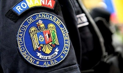 Insigna Jandarmeria Alba, România, cu emblemă oficială pe uniformă.
