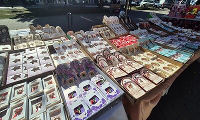 Mărțișoare diverse, de la modele clasice, broșe și bijuterii, disponibile pentru toate buzunarele la.