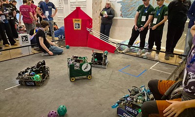 Elevi participă la concurs de robotică în Alba Iulia, cu roboți inovatori și entuziasm pentru tehnol.