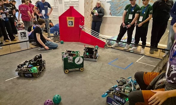 Elevi participă la concurs de robotică în Alba Iulia, cu roboți inovatori și entuziasm pentru tehnol.