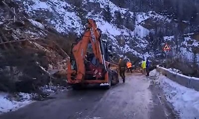 Alunecări de teren pe DN 67C Transalpina, zona lacului Oașa, intervenție drumari pentru eliberarea c.