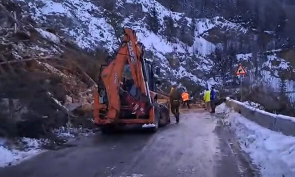 Alunecări de teren pe DN 67C Transalpina, zona lacului Oașa, intervenție drumari pentru eliberarea c.