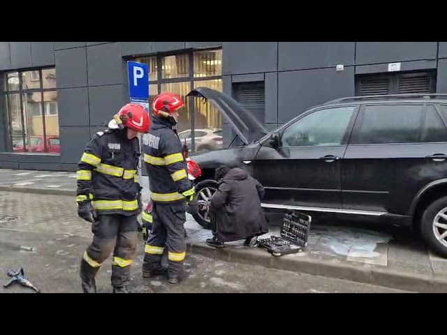 UPDATE VIDEO: Incendiu la un autoturism, în centrul orașului Alba Iulia. Intervin pompierii