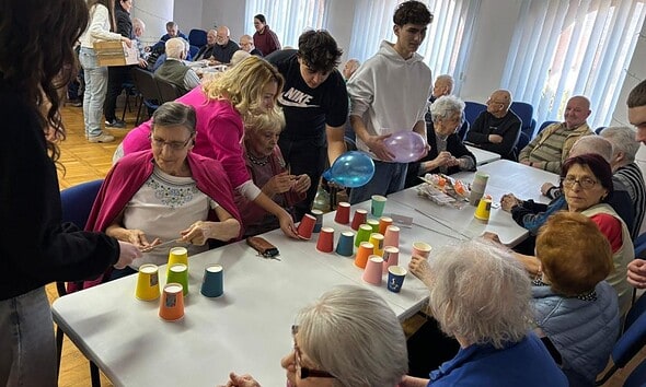 Activități recreative și socializare la Căminul de Vârstnici din Alba Iulia, alături de voluntarii R.