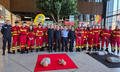 Echipaj ISU Alba prezentând măsuri de prim ajutor și prevenție pentru situații de urgență, în fața u.