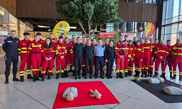 Echipaj ISU Alba prezentând măsuri de prim ajutor și prevenție pentru situații de urgență, în fața u.