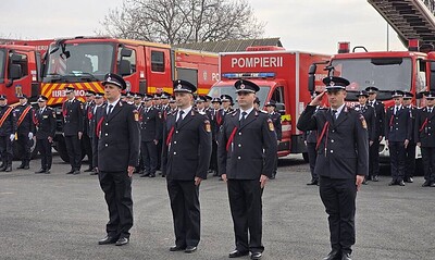 Echipaj de pompieri de la ISU Alba în uniformă, participând la ceremonia de Ziua Protecției Civile.