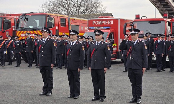 Echipaj de pompieri de la ISU Alba în uniformă, participând la ceremonia de Ziua Protecției Civile.