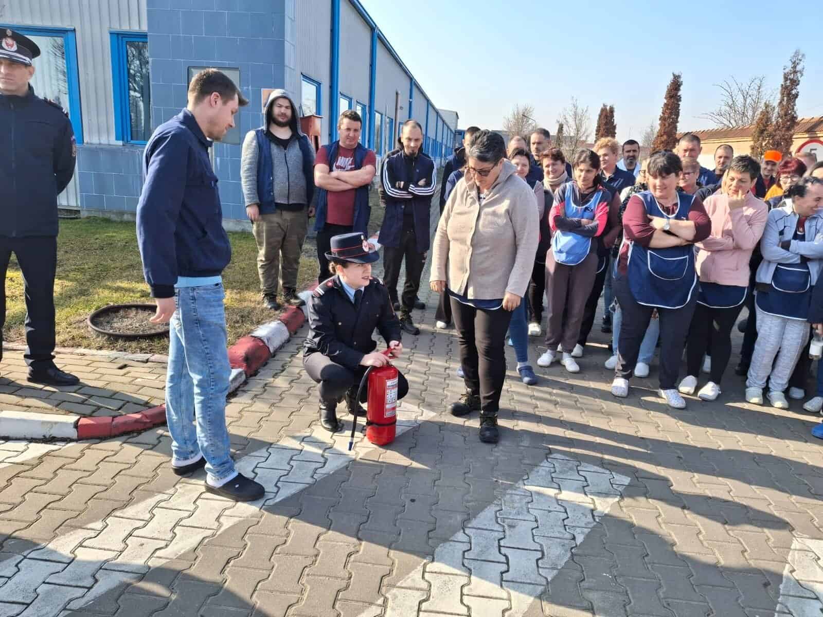 Elevi și cadre didactice participă la un exercițiu de evacuare și intervenție în școli.