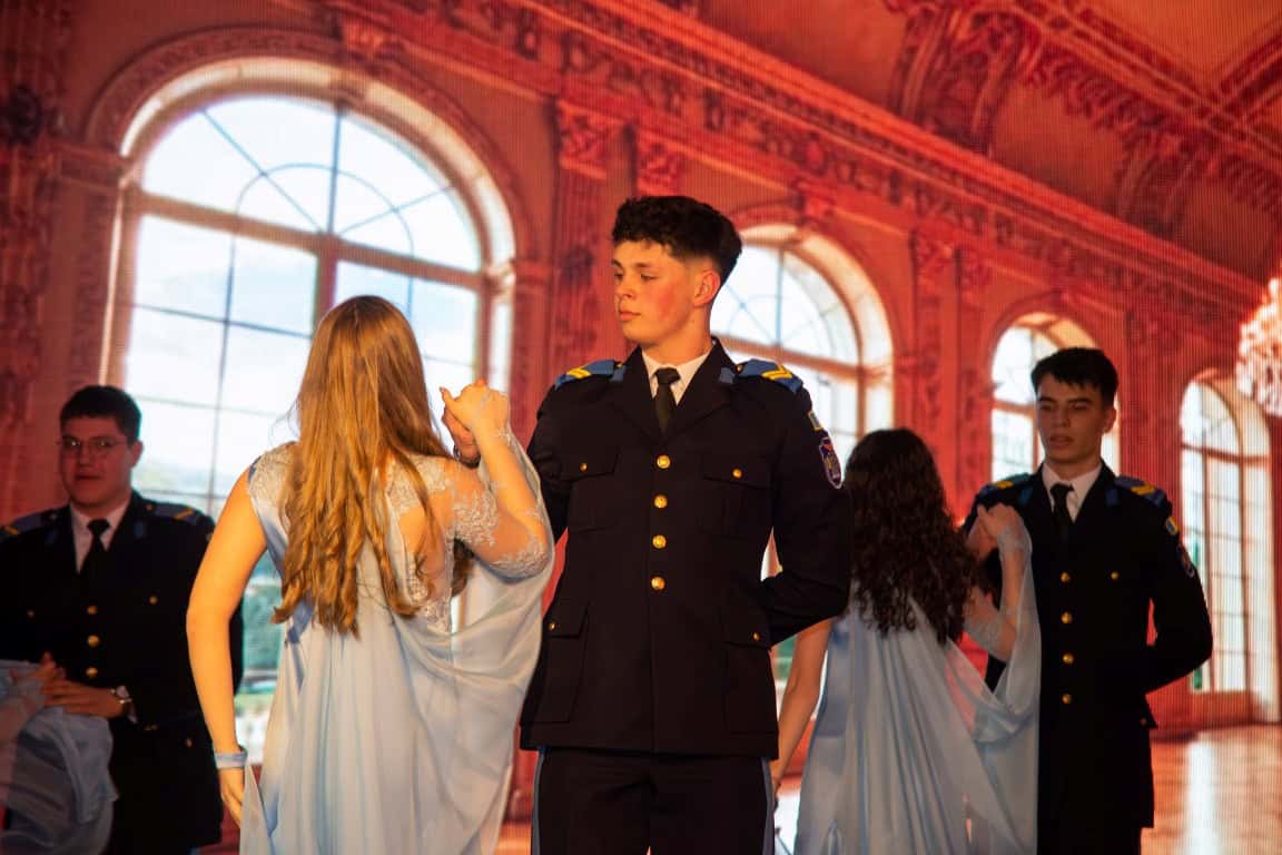 Tânăr ofițer în uniformă participând la spectacolul dedicat Zilei Internaționale a Femeii, organizat.