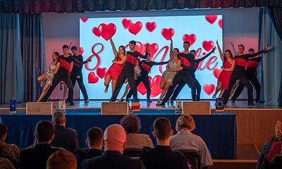 Elevi de la Colegiul Național Militar din Alba Iulia performând pe scenă de Ziua Internațională a Fe.