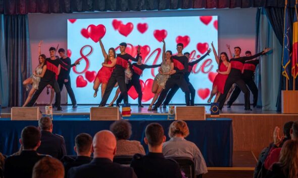 Elevi de la Colegiul Național Militar din Alba Iulia performând pe scenă de Ziua Internațională a Fe.