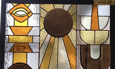 Vitralii din ceramică veche expuse la depozitul din Cetatea Alba Carolina, prezentând pictură și ele.